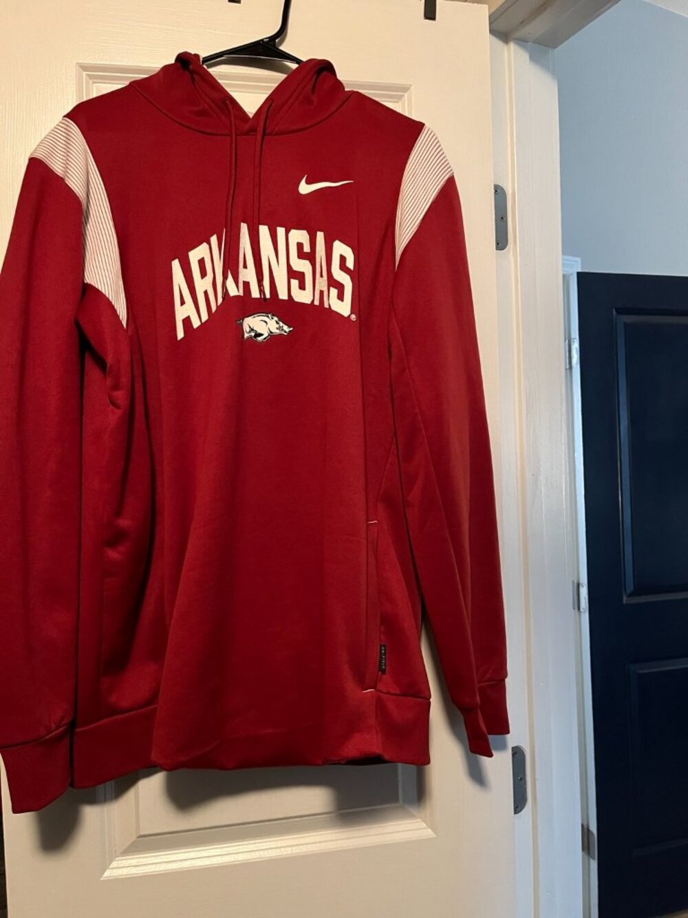 Nike Arkansas Razorbacks Therma-FIT Hoodie – Large – Red & White